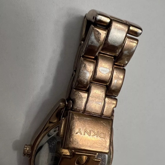 DKNY Rose Gold model  NY8399 new battery keeps time date accurate - Picture 5 of 12